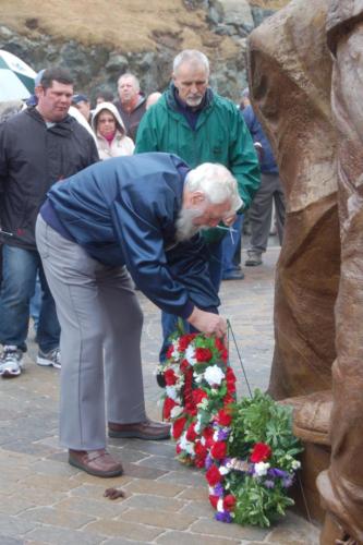 Bob Apperley laying wreath in memory of workers killed on the job. (Al Rouse Photo)