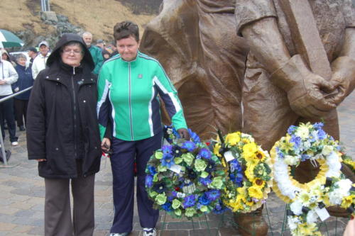 Theresa Brewer and Betty Brown laying a wreath in memory of their brother ILA member Frank (Freckles) Walsh. (Al Rouse Photo)